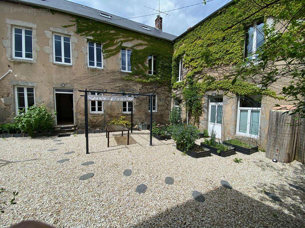 Maison à OUROUX-EN-MORVAN