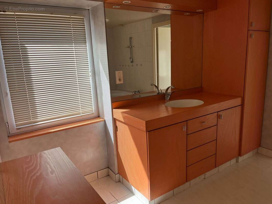 Appartement à COURS-LA-VILLE