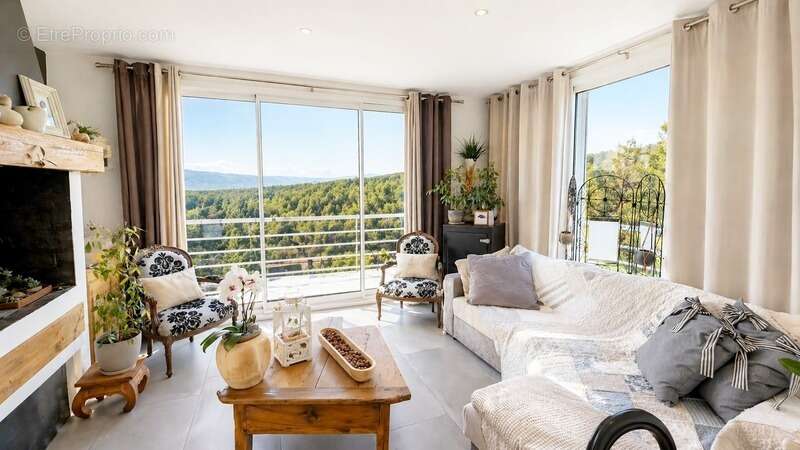 VERNÈGUES - secteur Cazan (13)  Magnifique maison de 190 m² avec vue panoramique & revenus locatifs - photo 16