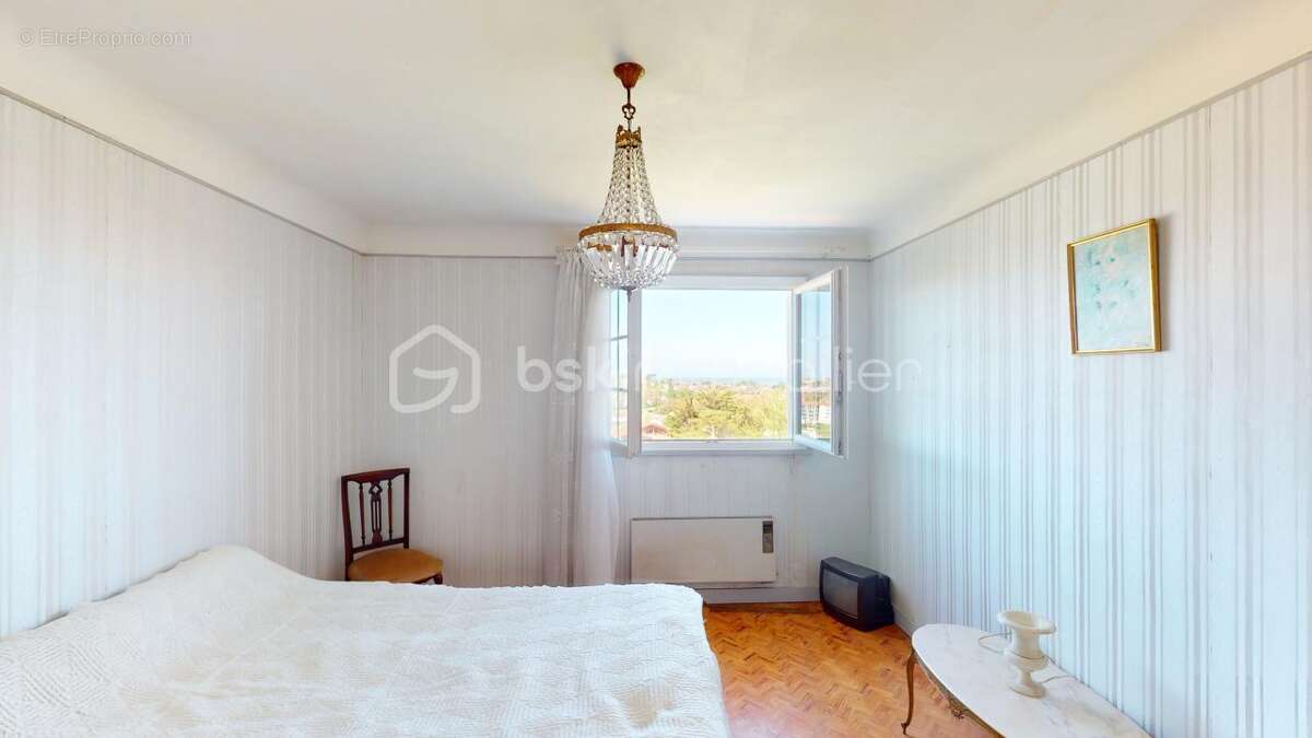 A Saint Jean de Luz, Maison 5 ch + T3 et terrain 1700 m2 divisible - vue océan et montagnes - photo 11