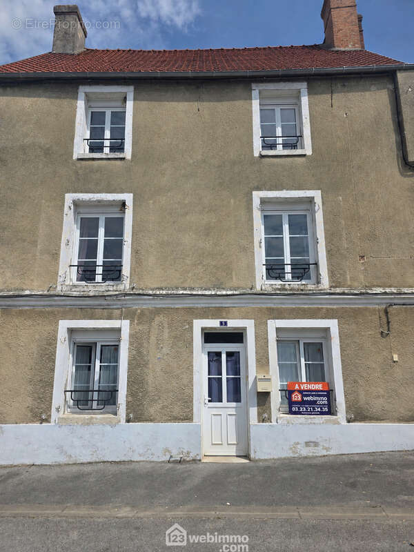 Une façade pleine de caractère qui ne demande qu'à retrouver tout son éclat.