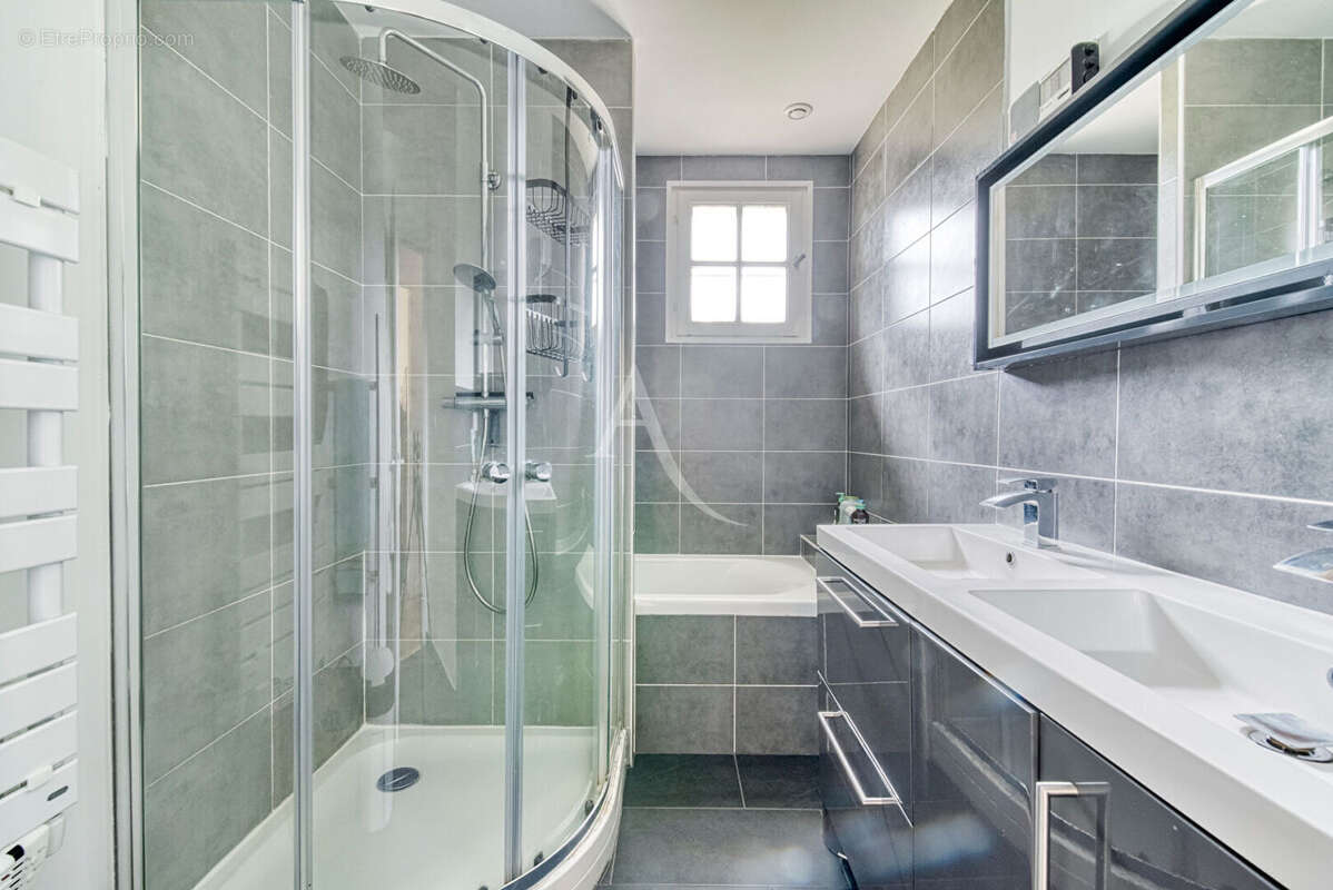 Maison à SAINT-CLEMENT-DE-LA-PLACE