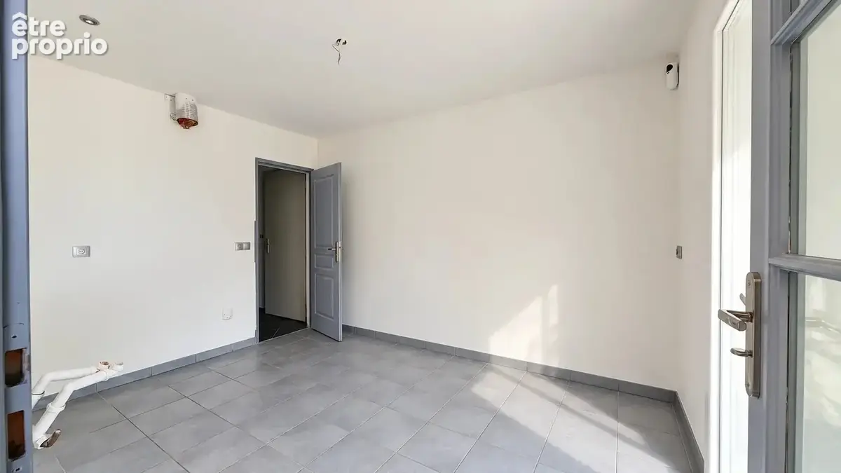 Plain-pied de 2010 - 115 m² - 3 chambres - 3 300 m² de terrain - photo 4