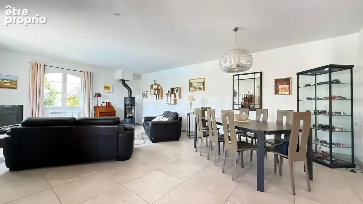 Maison plain pied - Belles prestations, piscine et terrain clos arboré - photo 12