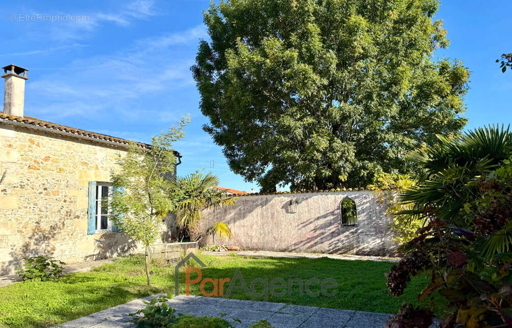 Maison à CHAILLEVETTE