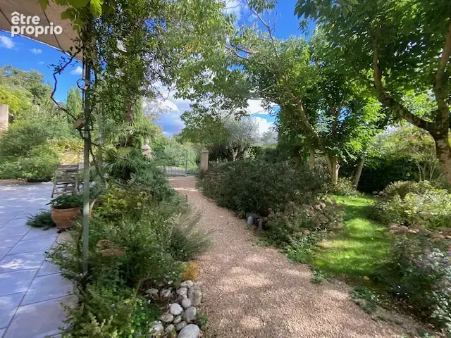 Dans un Domaine fortifiée médiéval, maison en pierres avec 249m2 habitables avec jardin privatif et paysagé - photo 4
