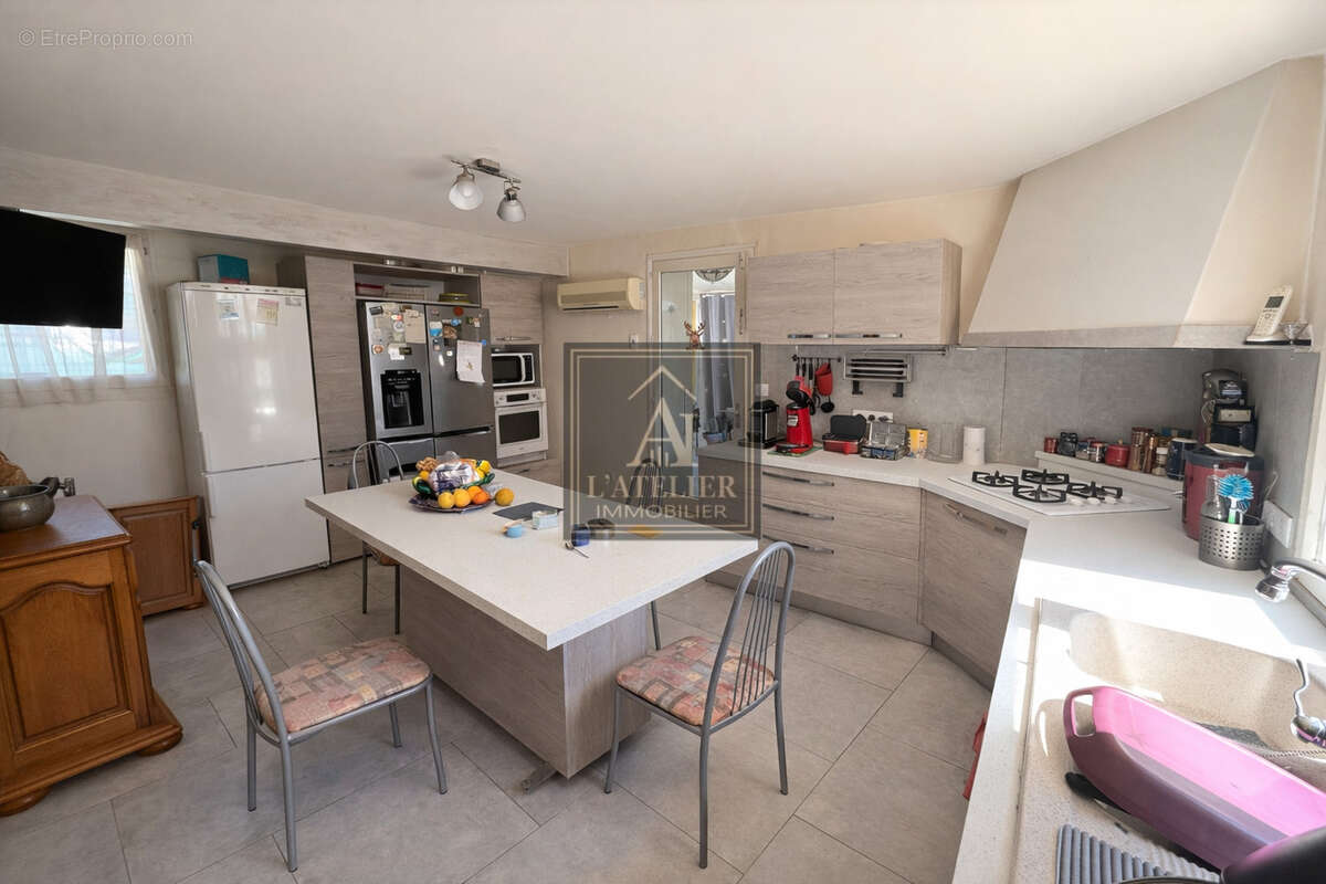 Maison de caractère avec 2 studios, piscine, sous sol et abris voiture sur une parcelle de 1250 m2 - photo 9