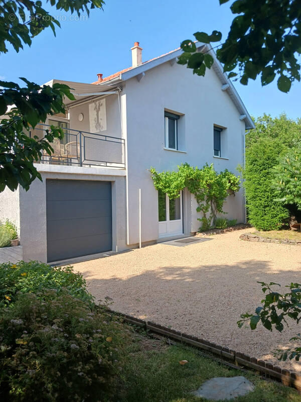 Maison familiale rénovée avec terrain arboré dans un secteur recherché de Polignac - photo 2