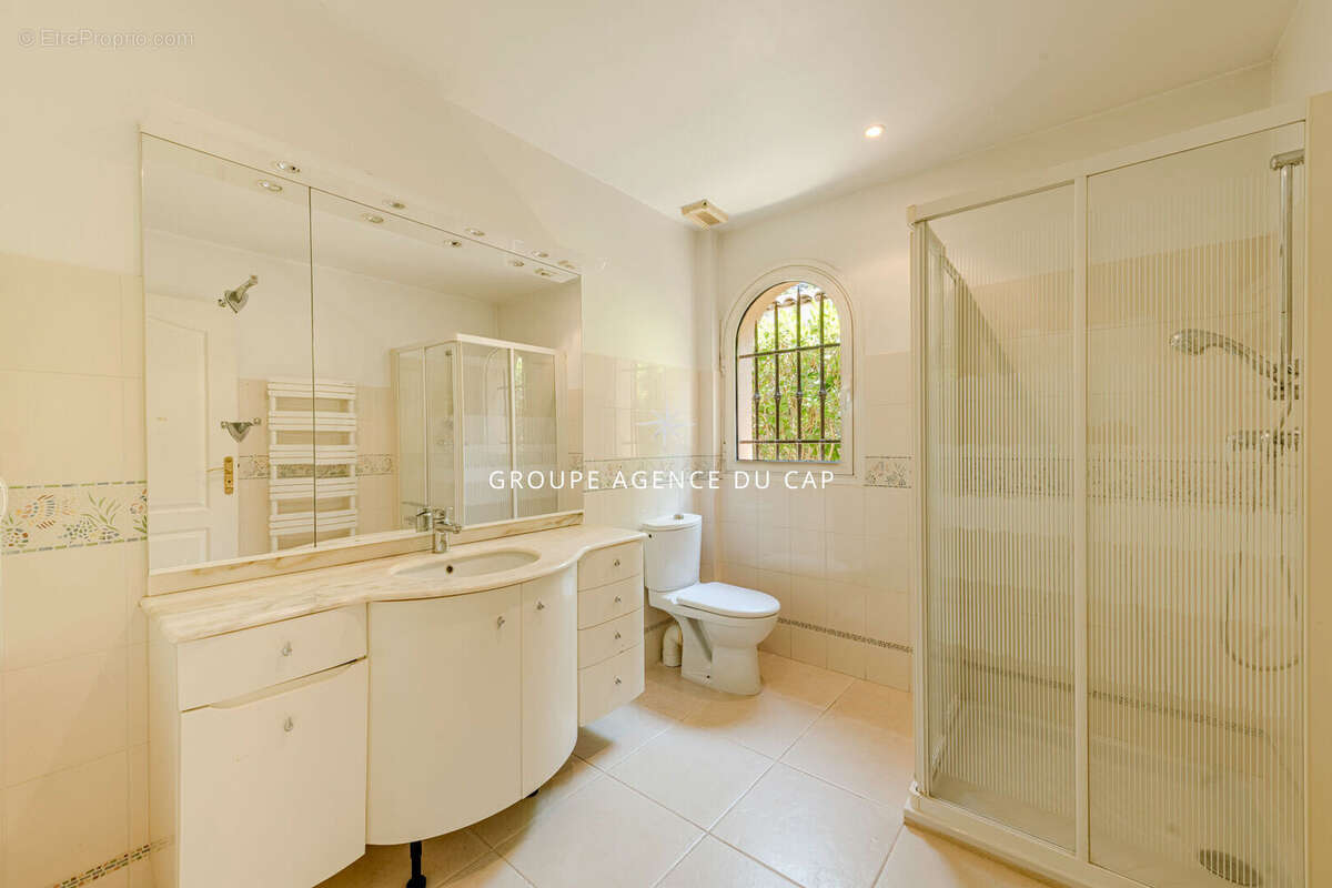 Superbe villa de plain-pied avec 5 chambres, piscine et double garage, proche golf et commerces - photo 13