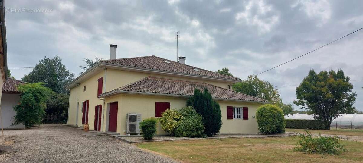 Ensemble immobilier  Grateloup Saint Gayrand : Maison 8 pièce(s) 303 m2 + Appartement T2  indépendant+ Dépendances - photo 3
