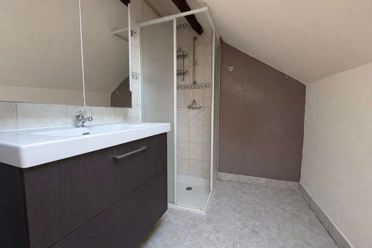 Salle de bain sous les toits - Maison à EPINAY-SOUS-SENART