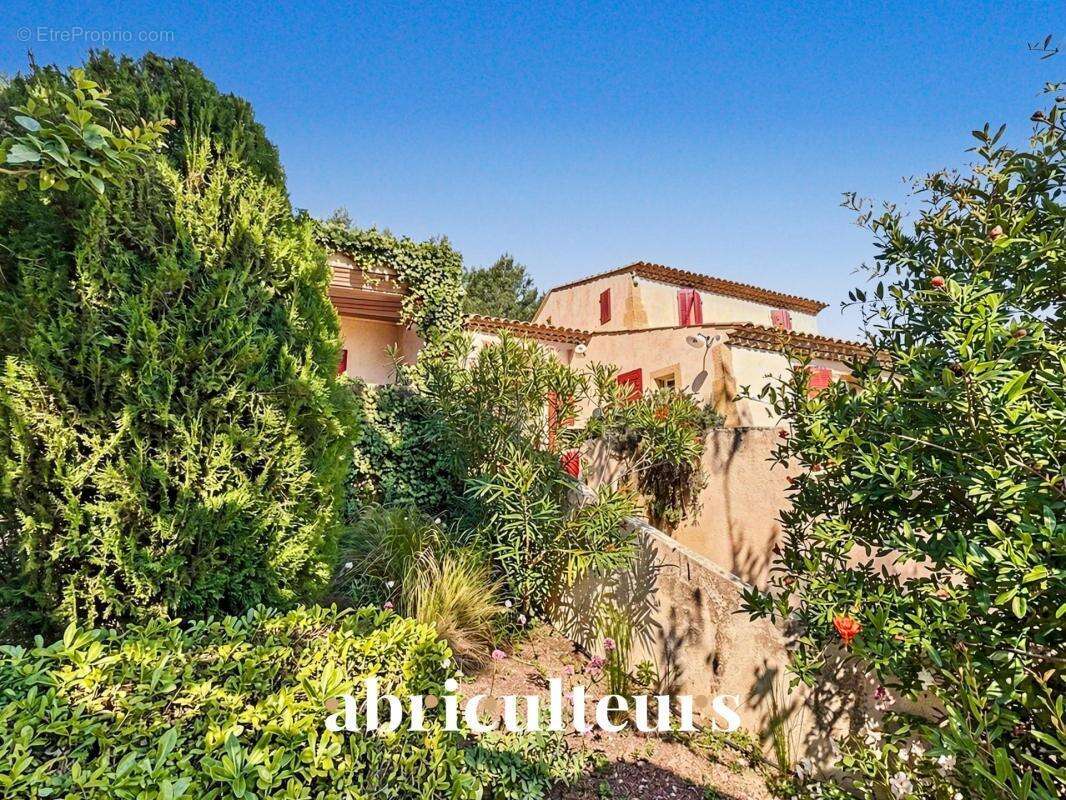 Magnifique villa de 296 m² avec piscine, sauna, spa, terrain de 1,2 ha et vue exceptionnelle à Rognes (13840) - photo 6