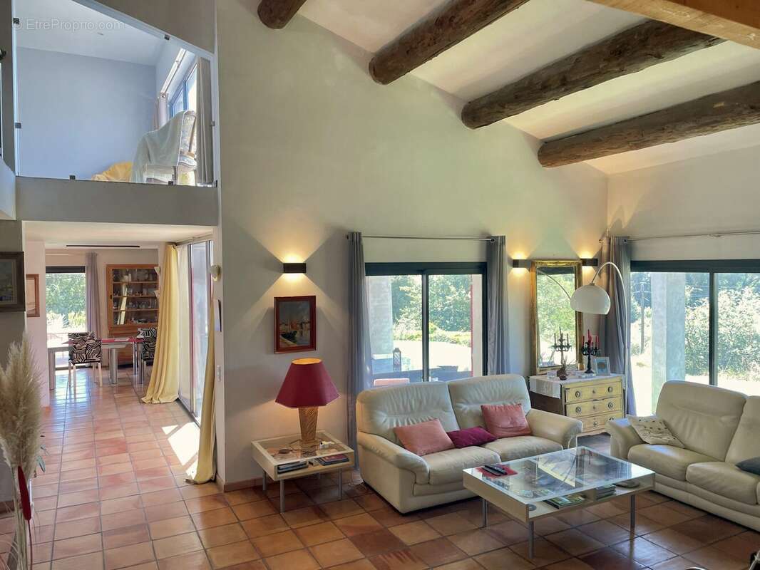 Dickjan POPPEMA d' eXp France vous propose cette magnifique villa avec 5 chambres, grande salon, piscine, grand jardin - Maison à PIERREVERT