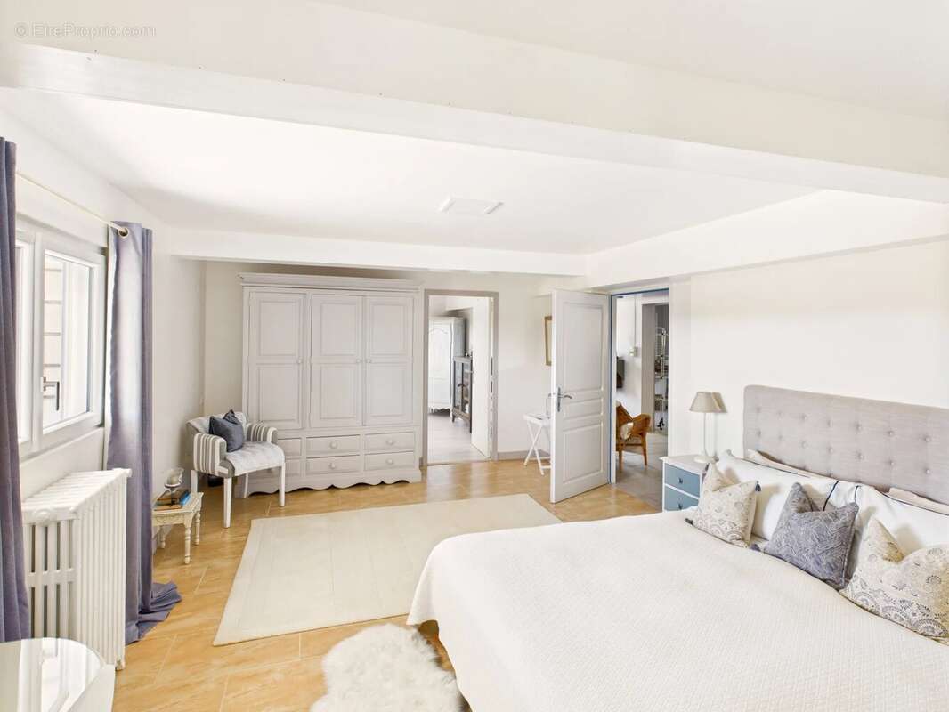 Propriété de luxe de quatre chambres avec grand jardin et piscine, à quelques pas de la ville - photo 33