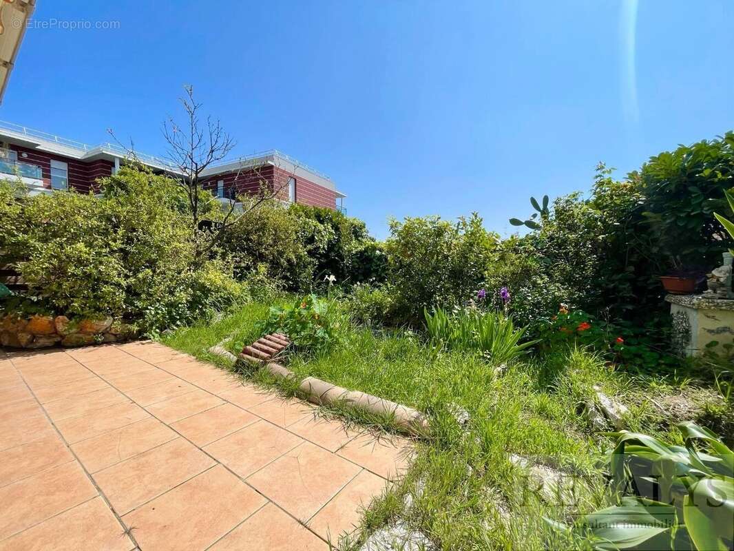 Appartement à SAINT-LAURENT-DU-VAR