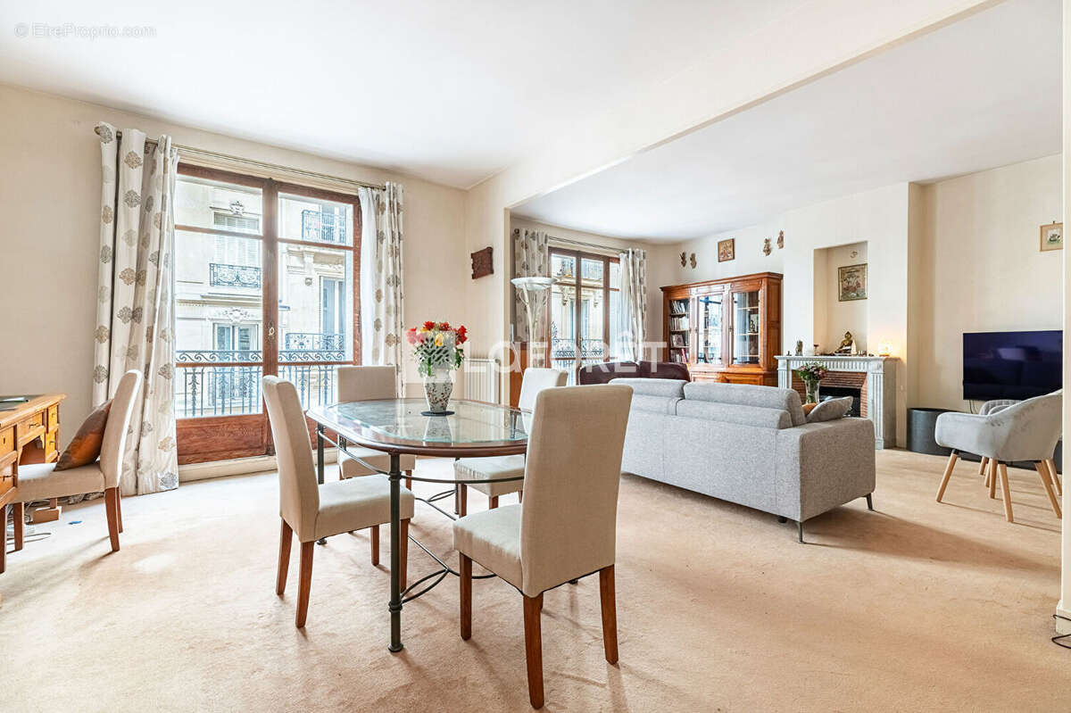 Appartement à PARIS-17E