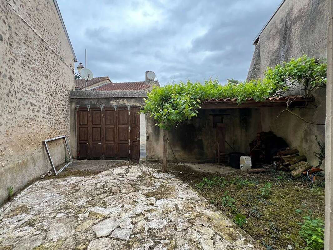Maison à LUSSAC-LES-CHATEAUX