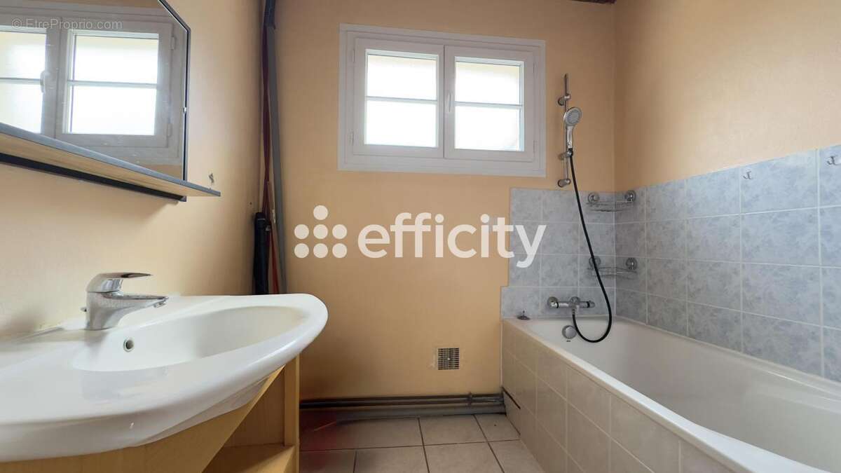 Maison à SAINT-BARTHELEMY-LE-PLAIN