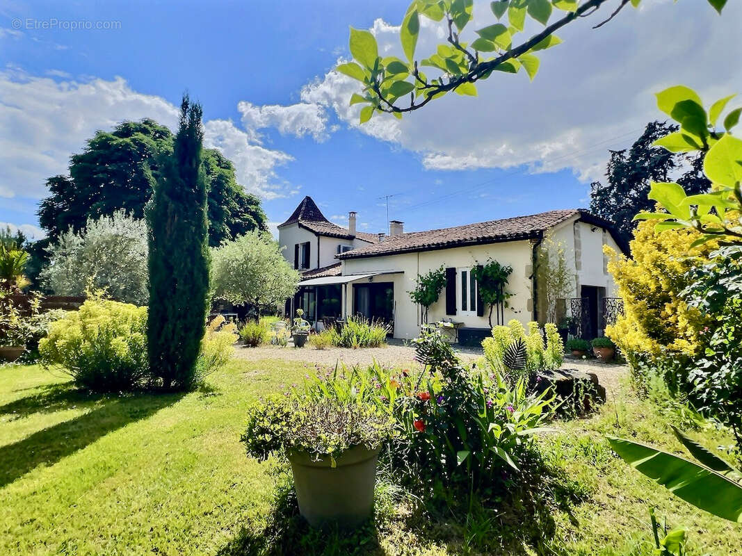 Villeneuve-sur-lot, propriété de caractère avec parc de plus de 5 600 m² et piscine !  rare en centre-ville, cette magnifique pr - photo 4