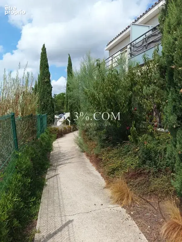 Appartement T3 avec terrasse et parkings - photo 3
