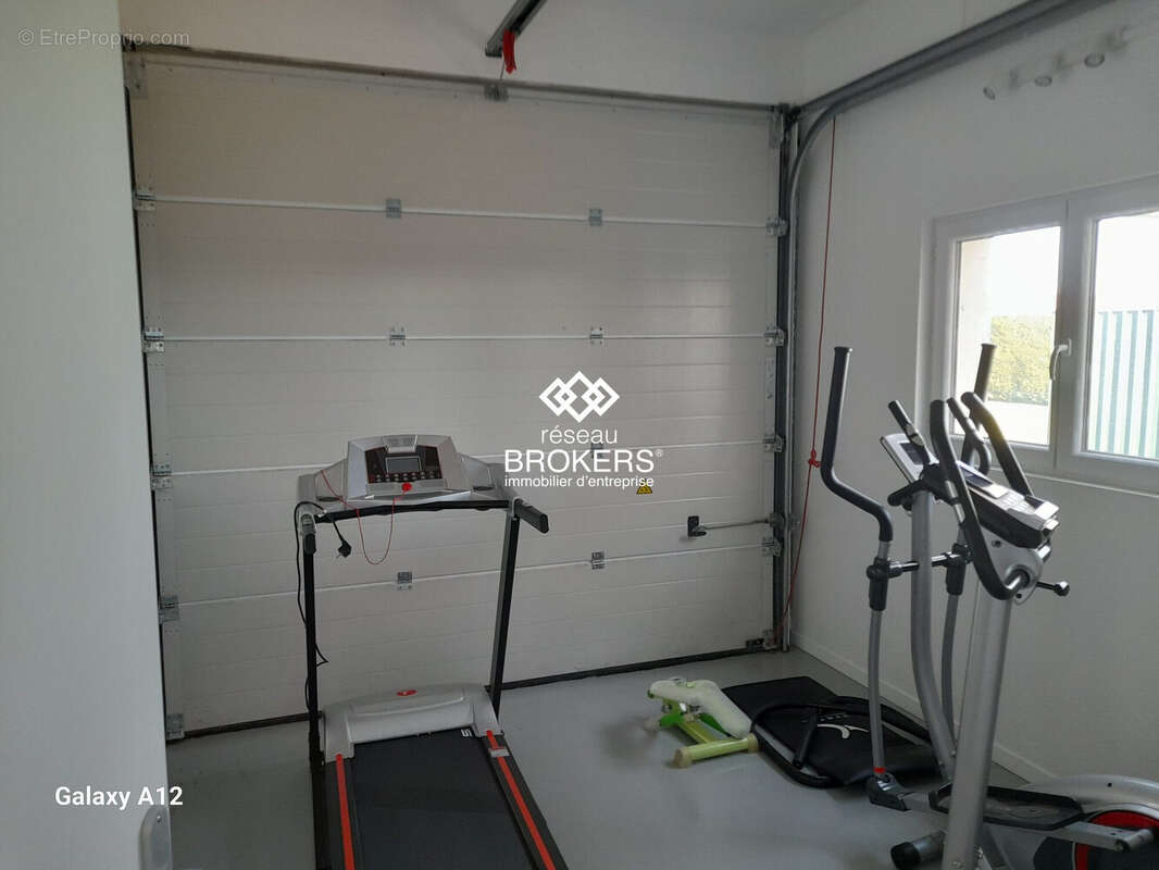 Commerce à SAINT-DENIS-DE-L'HOTEL