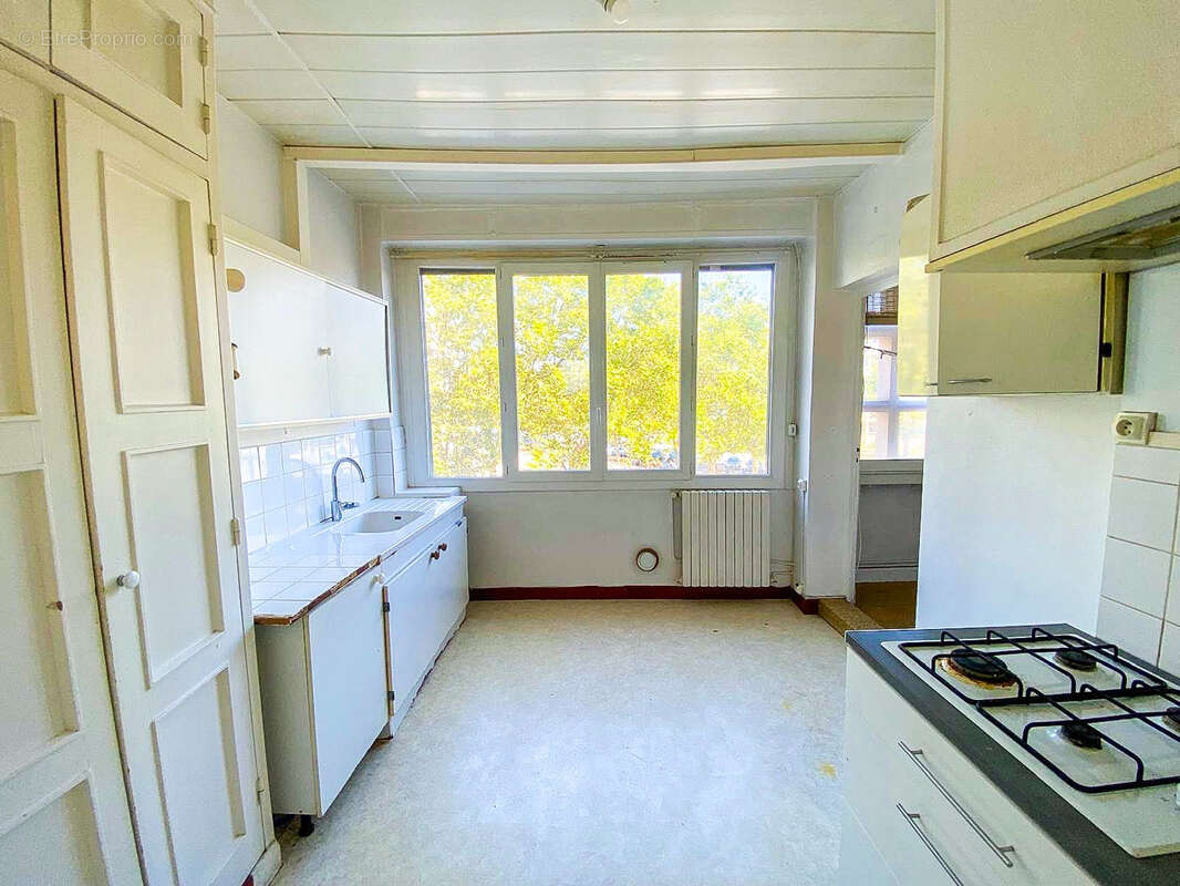 Toulon - Port : Spacieux appartement T4 - photo 5