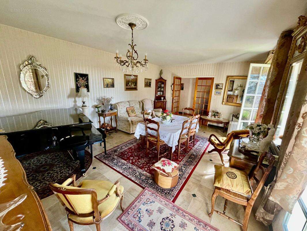 Maison Familiale sur terrain de 1385 m2, surface au sol de 191m2 - photo 8