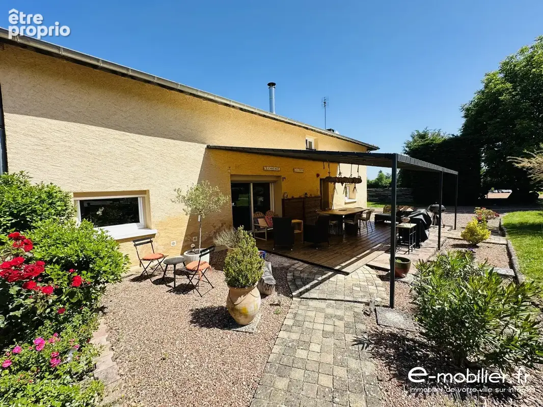 Maison 191 m² à Charlieu  - photo 2