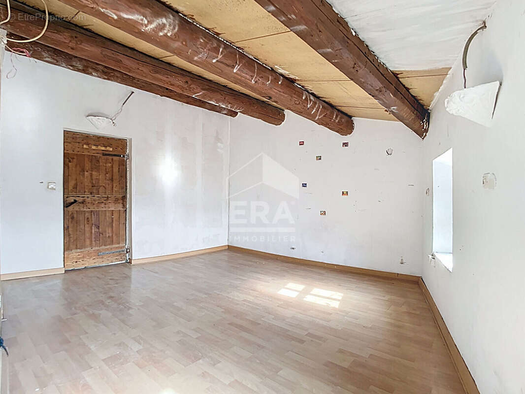 Maison à SAINT-MITRE-LES-REMPARTS