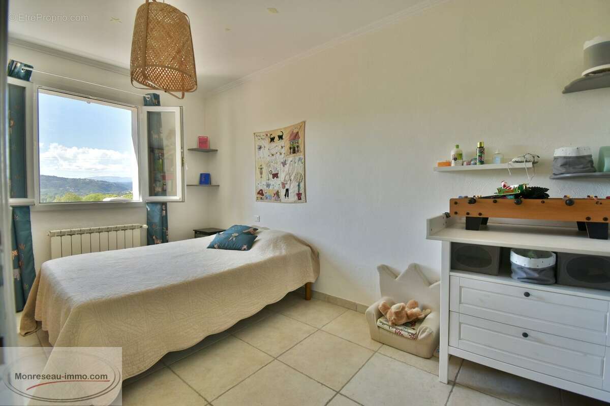 Maison à LA ROQUETTE-SUR-SIAGNE