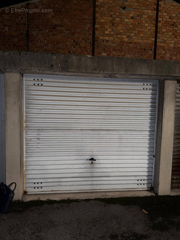 Parking à ROMAINVILLE