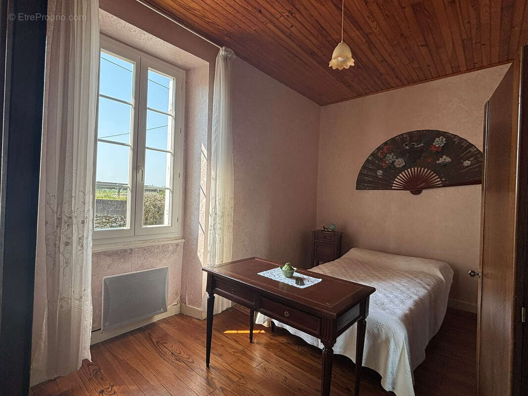 Maison en pierre 141 m2, 4 chambres, dépendances et jardin clos ! - photo 7