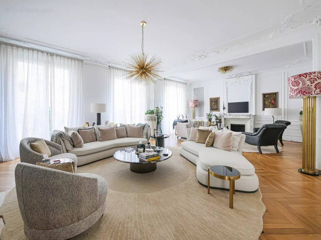 Appartement à PARIS-16E