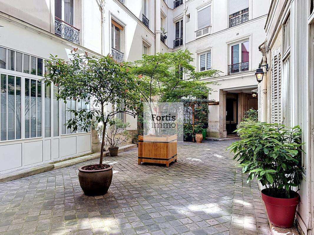 Commerce à PARIS-9E