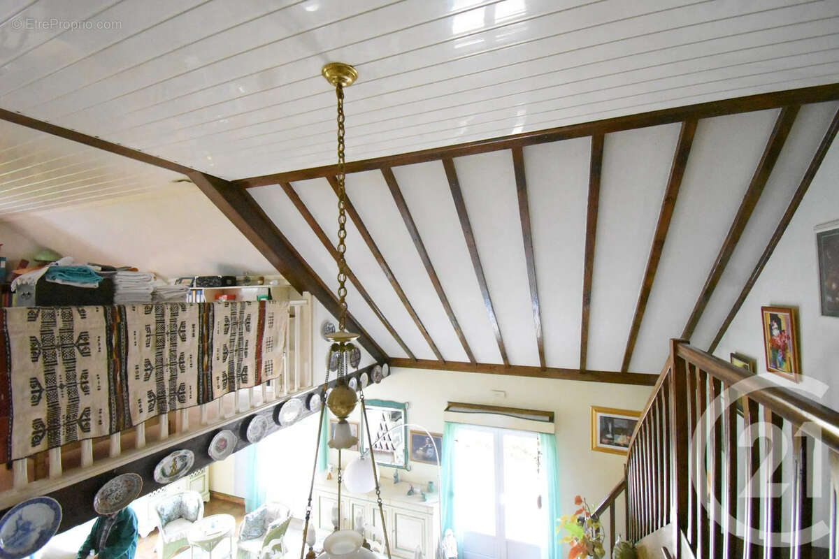 Maison à CREUZIER-LE-VIEUX