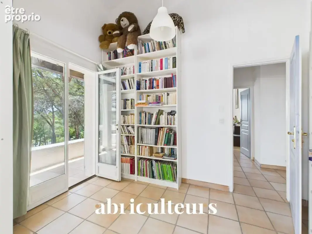 Maison d’architecte de 257 m² avec piscine et jardin arboré de 4 000 m² en vente à Ventabren (13122) - photo 21