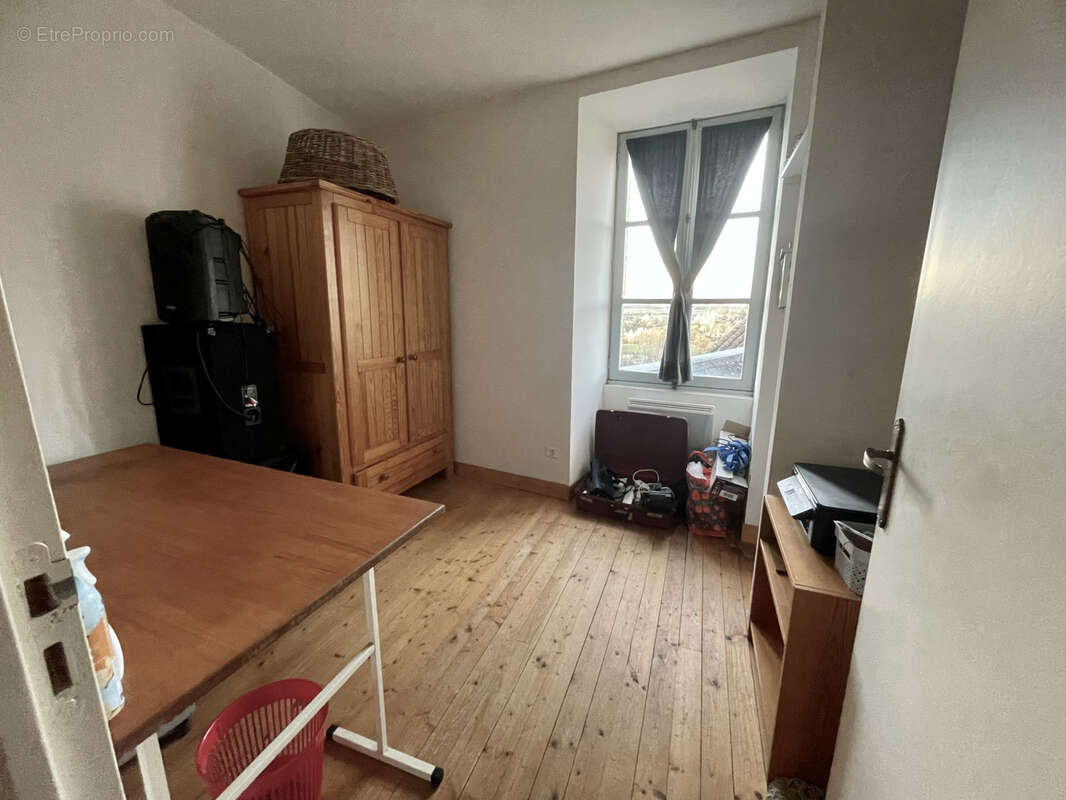 Commerce à MONTREUIL-BELLAY