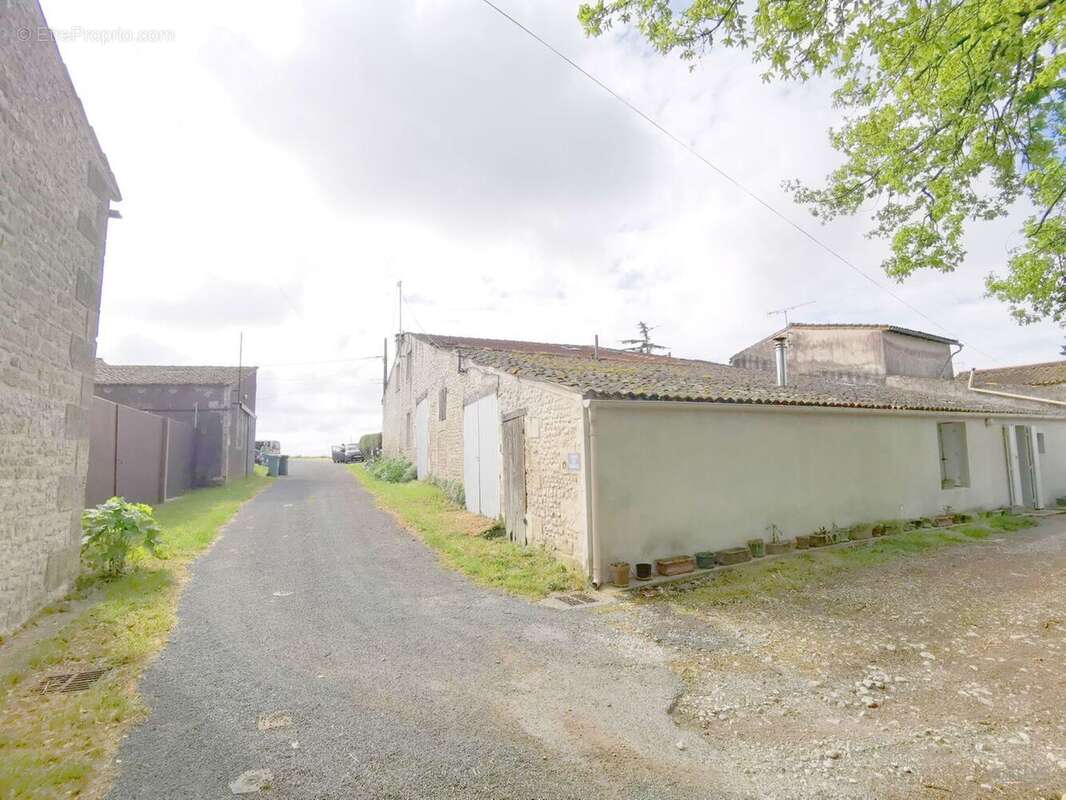 Maison 106 m² à Chenac-Saint-Seurin-D'uzet  - photo 7