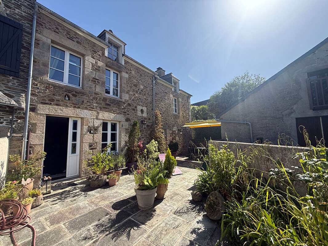 Maison à LANGROLAY-SUR-RANCE