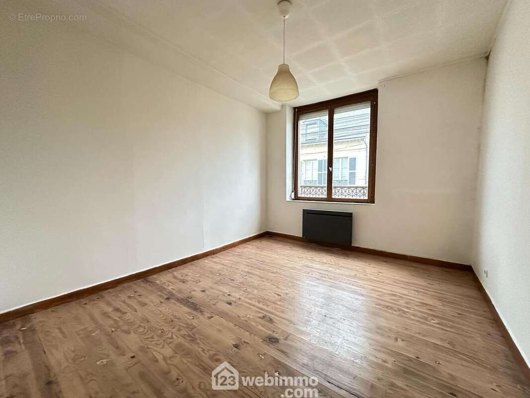 A l'étage, voici la première chambre de 13 m²