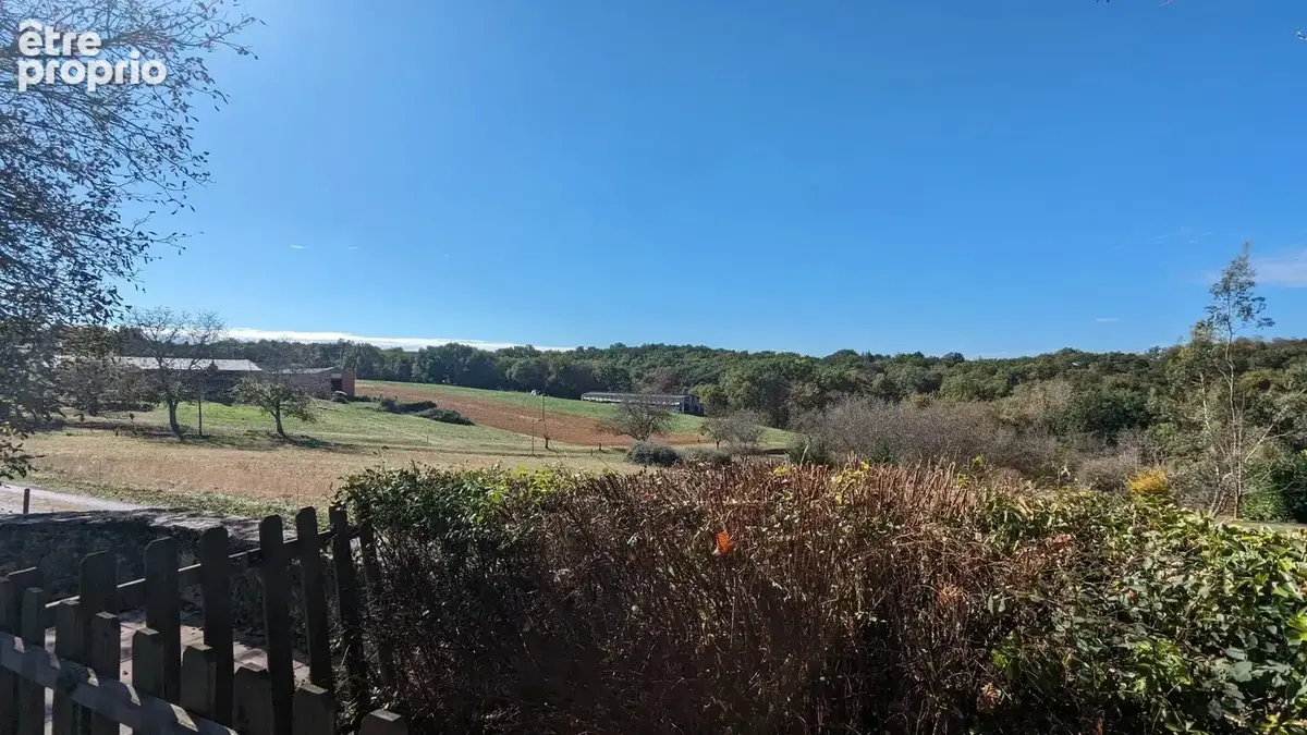 Parfaitement situé à proximité de Sarlat et Montignac - Ensemble de bâtiments avec piscine - photo 15