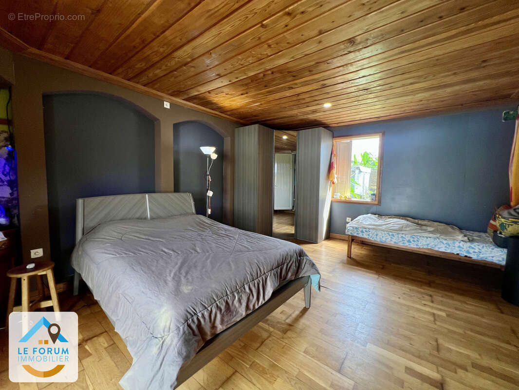 Tampon 97430 - ensemble immobilier - beaux volumes - fort potentiel - quartier prisé - photo 8
