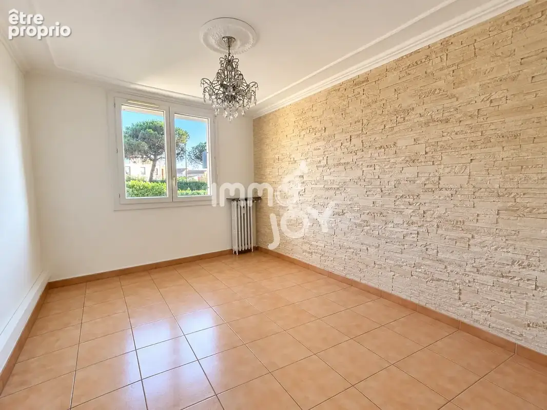 Venez découvrir cet appartement T5 situé à seulement 1km des plages et du port de Fréjus. - photo 5