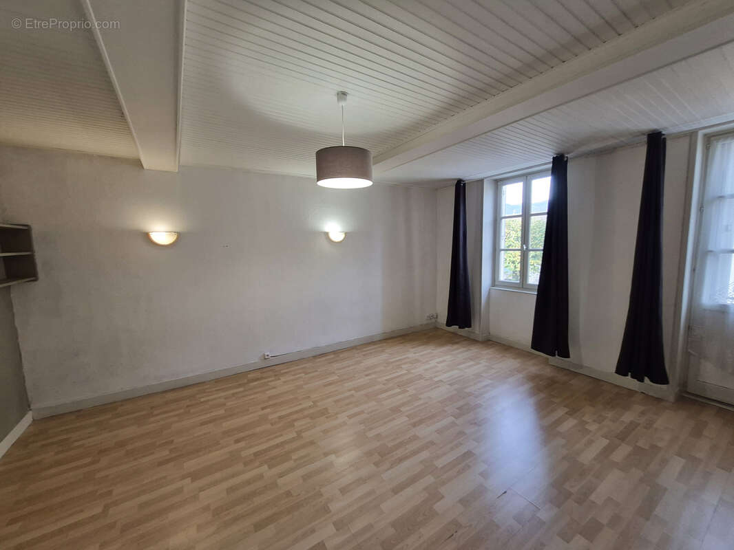 Appartement à CHAMPAGNE-EN-VALROMEY