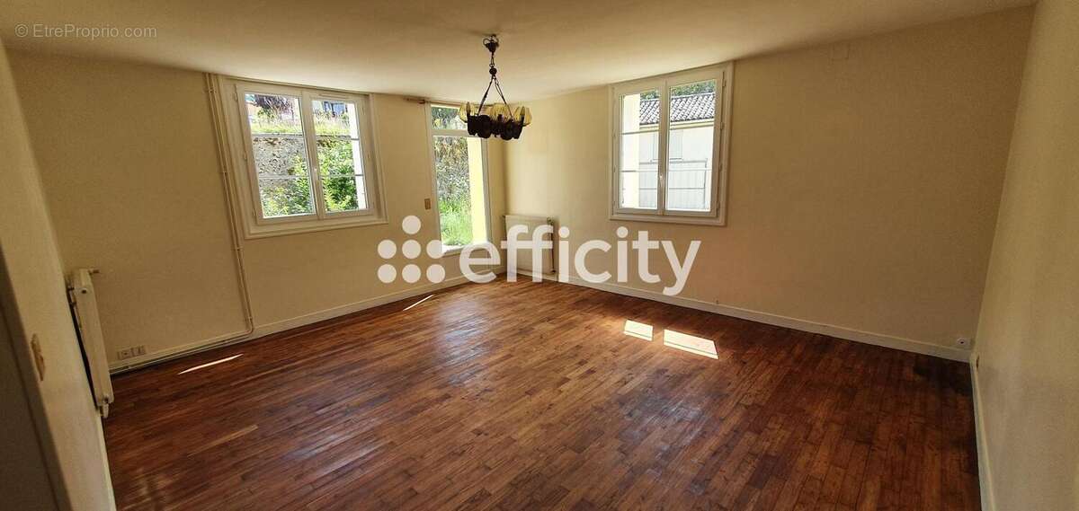 Maison à SAINT-YRIEIX-SUR-CHARENTE