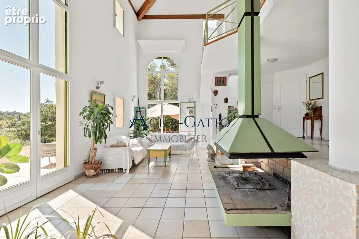 Roquefort-les-Pins -Une propriété au cœur de la verdure, conjuguant beaux volumes intérieurs, piscine et généreux espaces extéri - photo 8