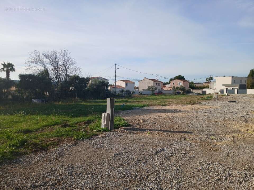 Terrain à LA FARE-LES-OLIVIERS