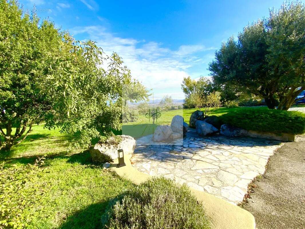 Maison à ROCHEMAURE