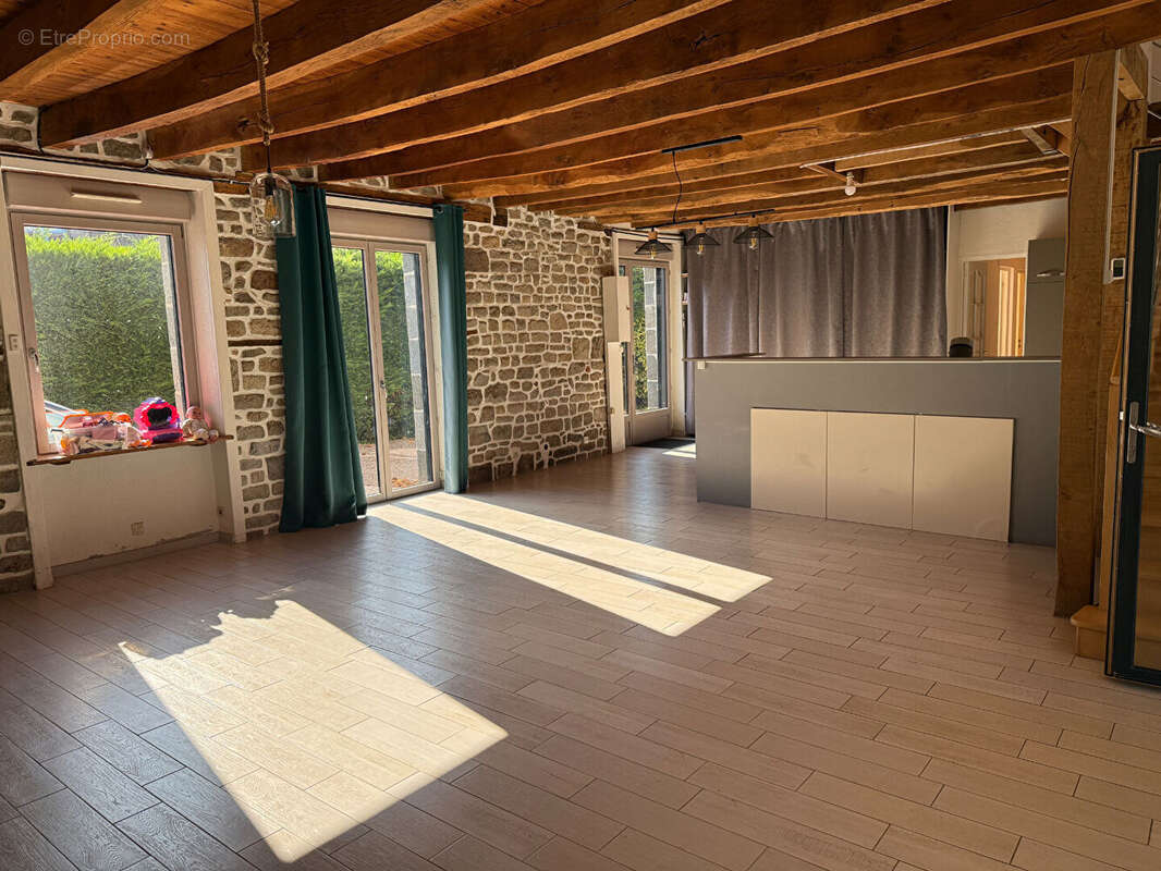 Maison à SAINT-LEGER-DES-PRES