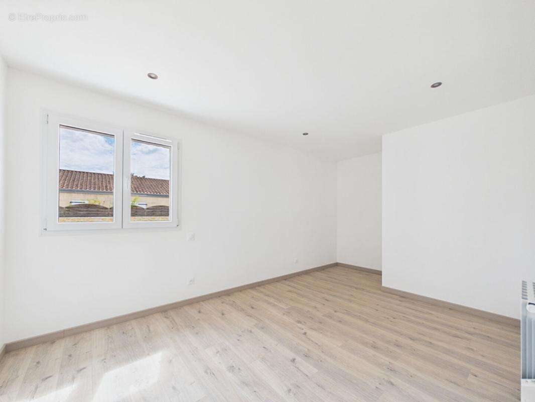 Maison neuve plain pied de 113 m2 à St Sauvant , 3 chambres , terrain de 741 m2 , garage - photo 9